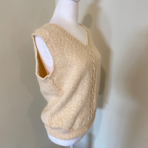 ✨ Vintage Cream Knit Vest – Cozy, Classic & So Chic! ✨ - Picture 2 of 7